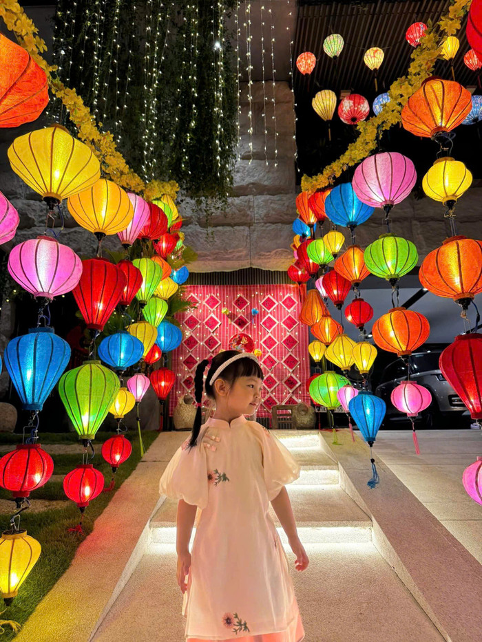 Đèn lồng được trang trí khắp nơi, ngập tràn rực rỡ. Ảnh: FBNV