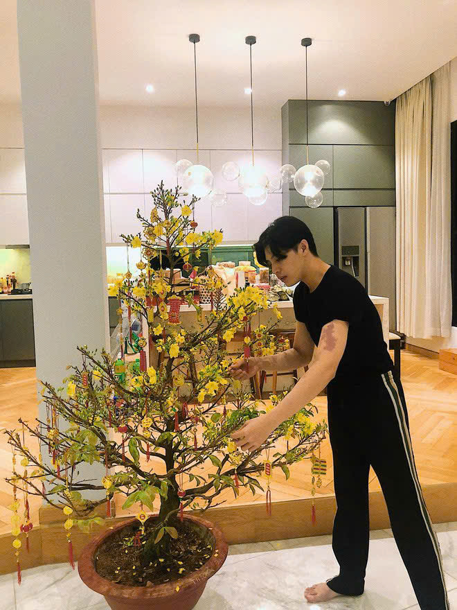 Noo Phước Thịnh dành thời gian Tết cho gia đình. Ảnh: FBNV