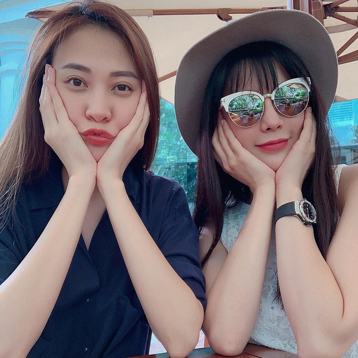 Diệp Lâm Anh và Đàm Thu Trang vui vẻ tạo dáng nhí nhố khi chụp ảnh. Ảnh: FBNV