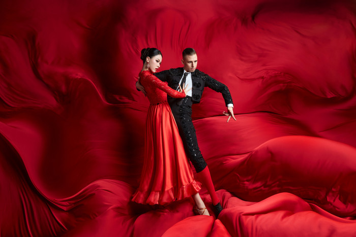 Á hậu Ngọc Hằng và vũ công Lyubomir tạo dáng đầy ấn tượng. Ảnh: BTC