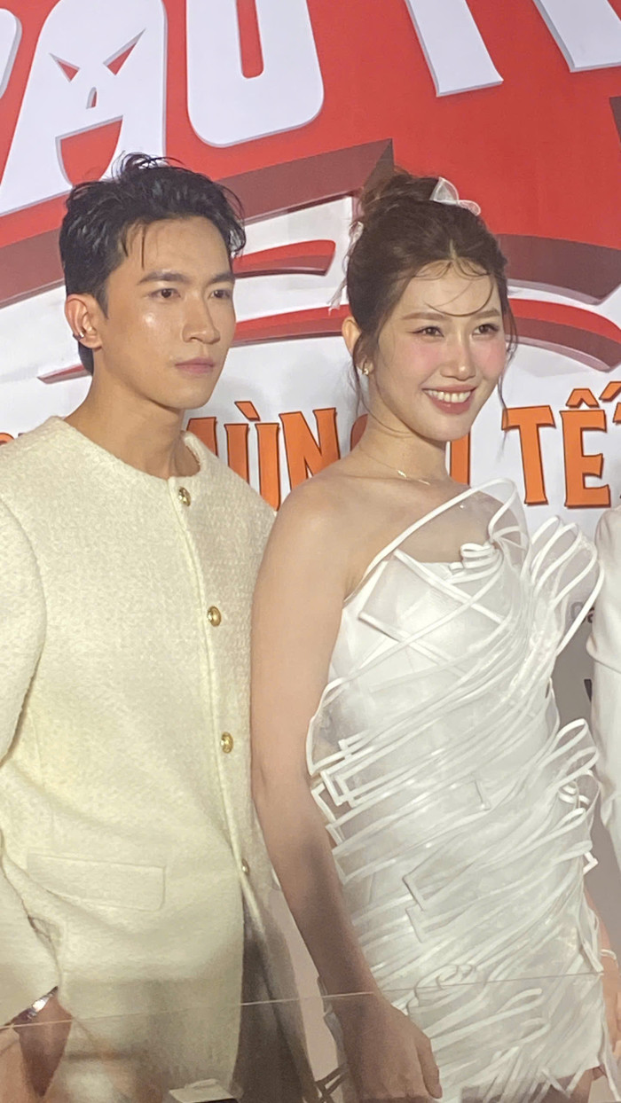 Cặp đôi mặc đồ 'Tone sur Tone', tình tứ khi xuất hiện cùng nhau trong sự kiện. 