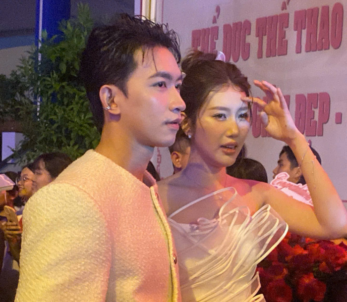 Thúy Ngân và Võ Cảnh gây sốt khi sánh đôi trên thảm đỏ phim điện ảnh Tết của Trấn Thành. 