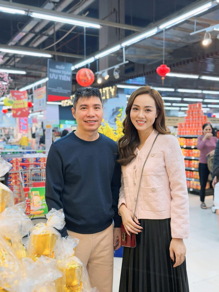 NSND Công Lý cùng vợ đi sắm Tết. Ảnh: FBNV