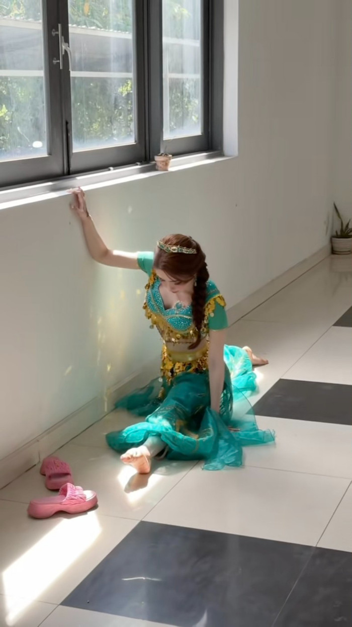 Quỳnh Nga tranh thủ giãn cơ, làm nóng cơ thể trước khi biểu diễn trên sân khấu Bước Nhảy Hoàn Vũ. Ảnh: TikTok quynhnga7988