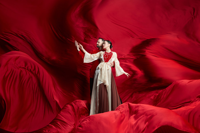 Phương Oanh cùng bạn nhảy Daniel tạo dáng đầy nghệ thuật. Ảnh: BTC