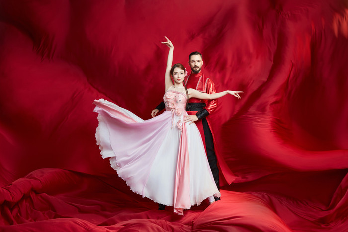 Quỳnh Nga tự tin thả dáng với vũ công Jimmy. Ảnh: BTC