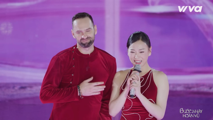 Phương Oanh cười tít mắt khi được ban giám khảo Bước Nhảy Hoàn Vũ dành nhiều lời khen. Ảnh: Chụp màn hình