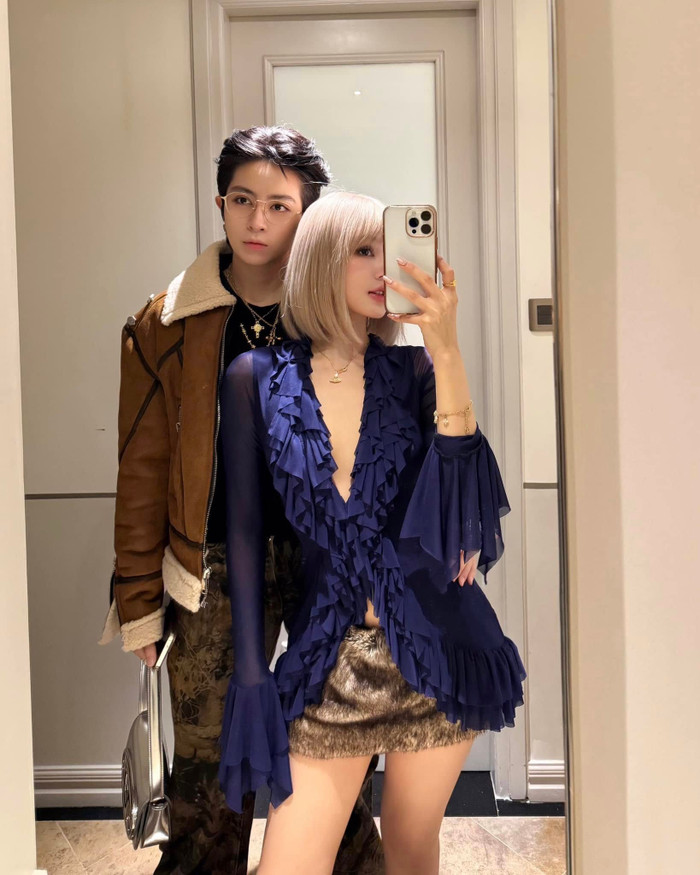 Xoài Non diện trang phục quyến rũ, khoe 'gò bồng đảo' lấp ló khi chụp ảnh cùng Gil Lê. (Ảnh FBNV)