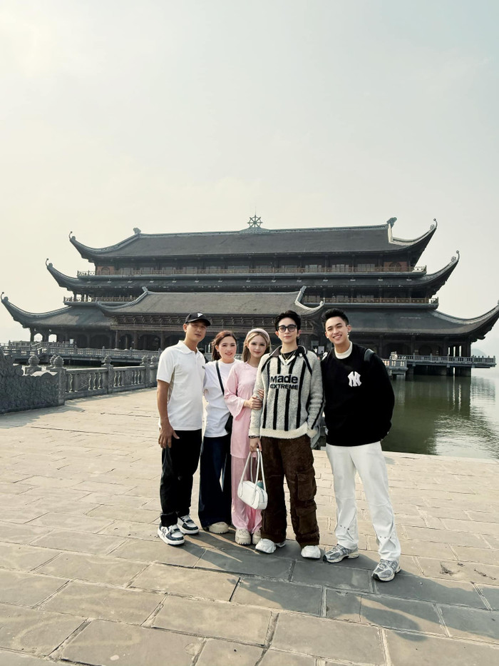 Gil Lê cùng đi du lịch Hà Nam với gia đình Xoài Non. (Ảnh FBNV)