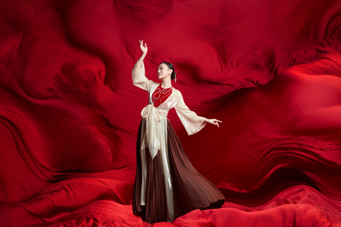 Phương Oanh diện áo tứ thân, toát lên hình ảnh người phụ nữ Việt Nam truyền thống. Không những vậy, nữ diễn viên còn búi tóc gọn gàng và ghi điểm với nhan sắc nền nã, trong trẻo. Phương Oanh không quên tạo ấn tượng bằng màn biến hình áo tứ thân thành thiết kế váy ngắn hiện đại, khoe trọn vóc dáng gợi cảm. 