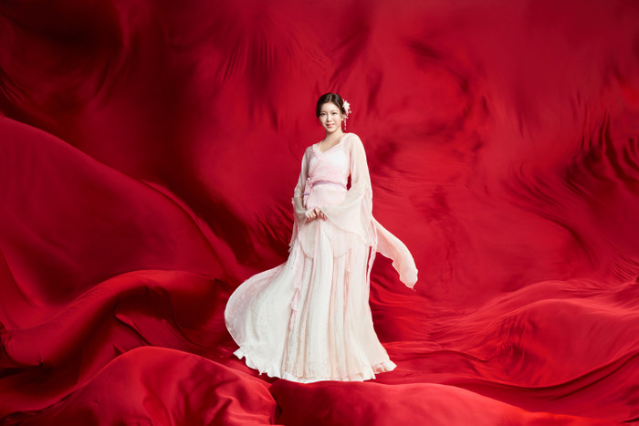 Hooyeon khoác lên người mẫu váy kín cổng cao tường, có tông màu hồng nhạt. Mỹ nhân người Hàn Quốc toát lên hình ảnh một quý cô thanh lịch nhưng không kém phần sang trọng. Đặc biệt, nước da trắng sáng, mịn màng, không có khuyết điểm của Hooyeon còn khiến công chúng đồng loạt tán dương và 'xin vía'.