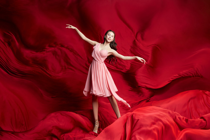 Sau nhiều vòng theo đuổi hình tượng quý cô cổ điển sang trọng, Chu Lê Vi Anh bất ngờ 'lột xác' ấn tượng. Người đẹp trở nên mềm mại tựa nàng công chúa. Chu Lê Vi Anh diện mẫu váy ngắn, khoe khéo đôi chân dài thon, nuột nà. Phần vai của thiết kế này được làm theo form dáng bất đối xứng, một bên trông giống chiếc bra dây mảnh. Chu Lê Vi Anh để lộ đôi 'gò bồng đảo' nóng bỏng. 