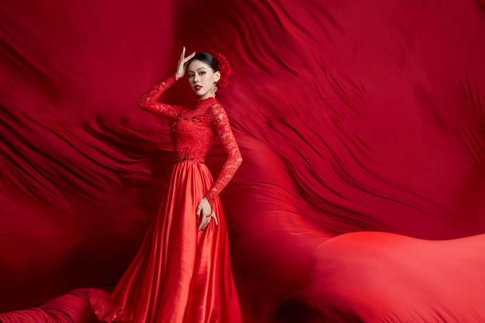 Á hậu Ngọc Hằng tái hiện hình ảnh mỹ nhân Latinh phóng khoáng. Nàng hậu 'trưng dụng' mẫu váy được kết hợp hai phần. Trong đó, phần áo phía trên của thiết kế thời trang của Á hậu Ngọc Hằng được làm từ chất liệu xuyên thấu, để lấp ló da thịt, giúp cô nàng tăng phần nóng bỏng. Phần dưới là mẫu váy xoè với những đường xếp ly bắt mắt. Để tăng phần quyền lực, Á hậu Ngọc Hằng khéo léo kết hợp cài tóc hoa hồng cùng lớp trang điểm đậm và nhấn nhá bằng phần son môi đỏ.