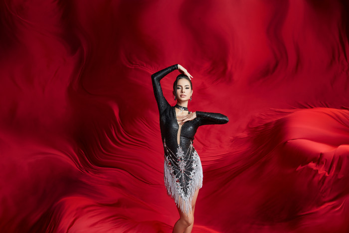 Emma Lê diện mẫu jumpsuit dáng ngắn với tông màu đen huyền bí. Thiết kế này cũng được tạo điểm nhấn bằng đường xẻ sâu, để lộ lấp ló đường chân ngực nóng bỏng. Không những vậy, mẫu jumpsuit của Emma Lê còn có những đường tua rua làm từ chất liệu sequin, tạo hiệu ứng lấp lánh khi trình diễn.