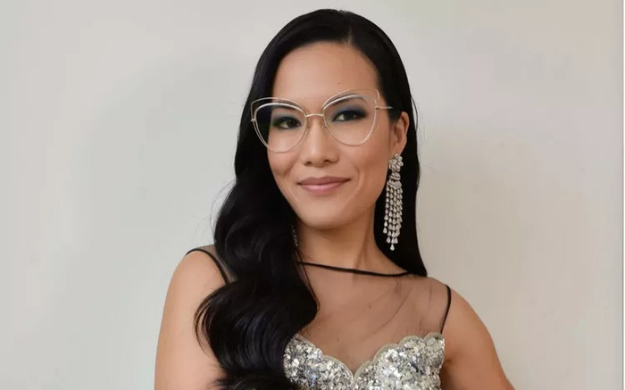 Chuyên gia bật mí cách trang điểm mắt đẹp lung linh khi đeo kính Ảnh 2