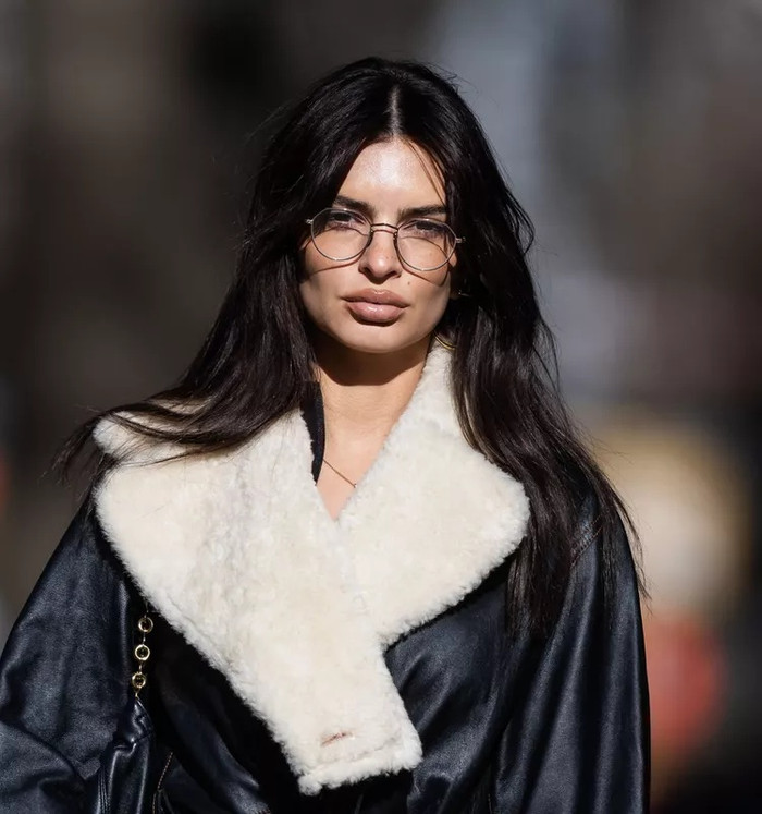 Lông mày được tỉa tót cẩn thận sẽ giúp gương mặt cân đối hơn và làm nổi bật đôi mắt sau lớp kính.