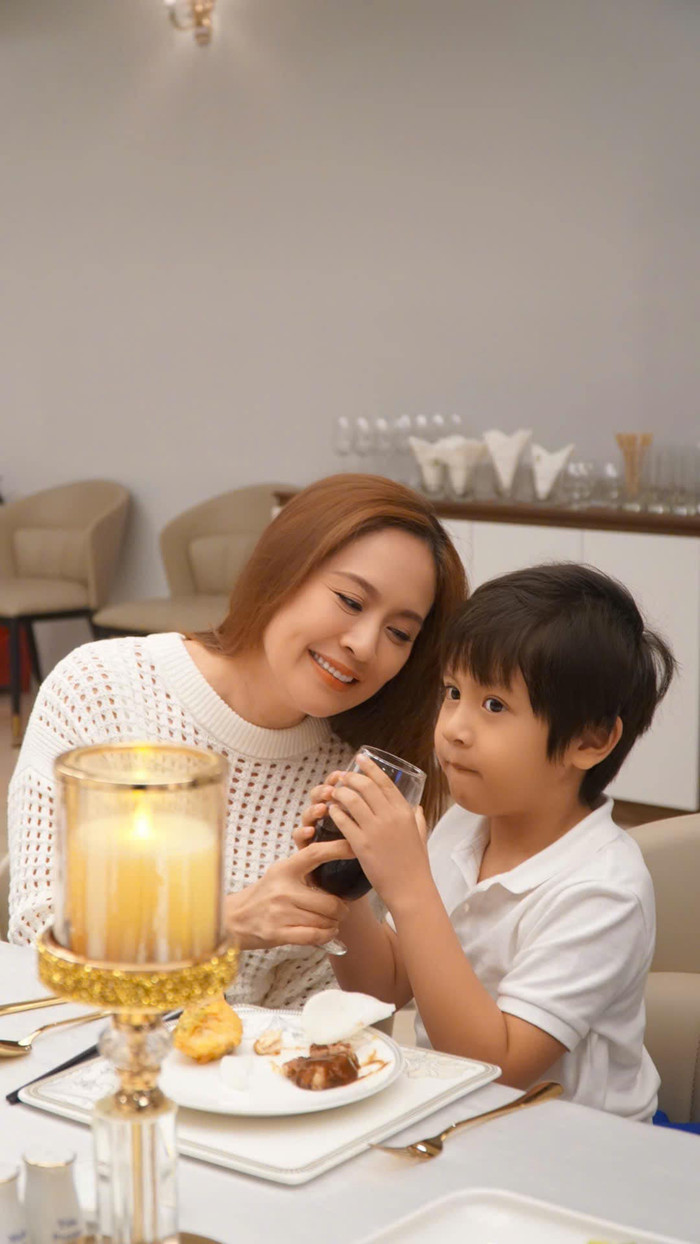 Sau nhiều năm điều trị, bệnh tình của con trai cặp đôi đã có những chuyển biến tốt hơn. Ảnh: FBNV)