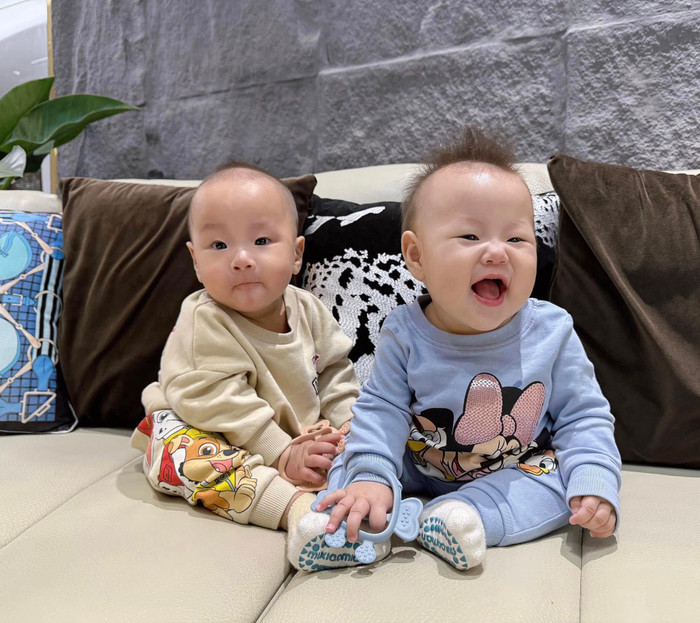 2 con song sinh đáng yêu của Phương Oanh. (Ảnh FBNV)
