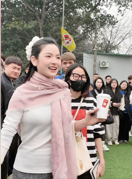 Chu Huyền Thanh xuất hiện vào chiều 18/1 gây sốt vì vẻ ngoài xinh đẹp.