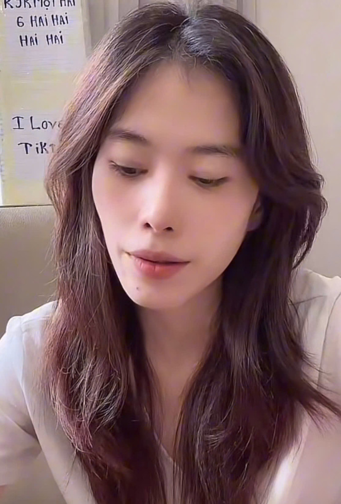 Nữ ca sĩ nghẹn ngào khi nhắc đến chuyện gia đình. Ảnh: Chụp màn hình