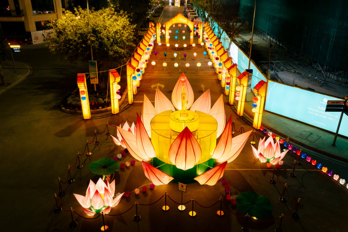 Người dân diện áo dài, tưng bừng check-in tại Lễ hội Ánh sáng phương Đông dịp cận Tết Ảnh 15