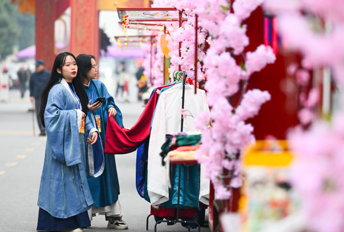 Người dân diện áo dài, tưng bừng check-in tại Lễ hội Ánh sáng phương Đông dịp cận Tết Ảnh 5