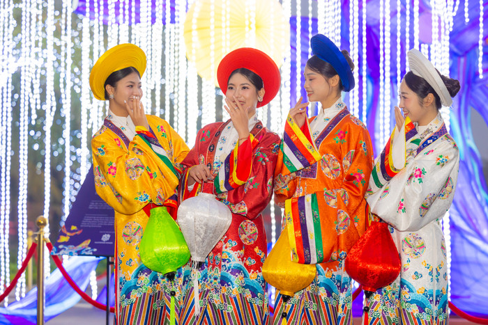 Áo dài Việt Phục được nhiều bạn trẻ ưa chuộng diện trong dịp này