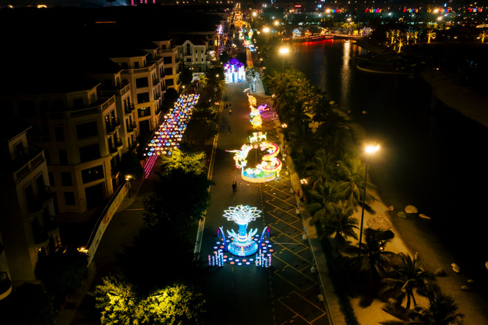 Người dân diện áo dài, tưng bừng check-in tại Lễ hội Ánh sáng phương Đông dịp cận Tết Ảnh 19