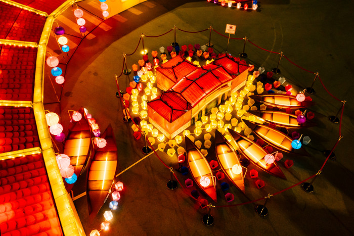 Những chiếc đèn lồng lung linh được sắp đặt khéo léo tạo nên một không gian huyền ảo, đưa du khách vào một hành trình ánh sáng đầy cảm xúc.