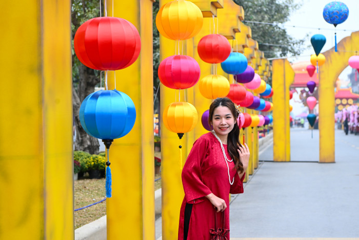 Ngay từ khi vừa mở cửa, người dân Hà Nội và các tỉnh phía Bắc đã tấp nập đổ về tham quan, vui chơi và mua sắm Tết. 