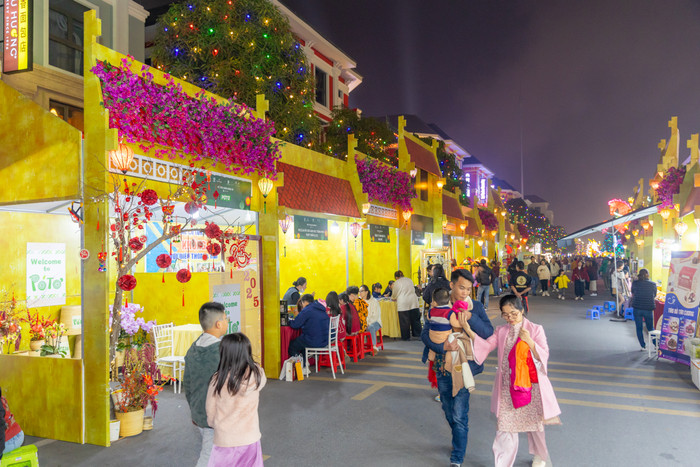 Đến với lễ hội, người dân vừa có thể tận hưởng văn hóa truyền thống với nhiều hoạt động mới lạ, vừa có thể sắm Tết, vui chơi, gắn kết gia đình ngay tại một địa điểm mà không cần di chuyển đến nhiều nơi.