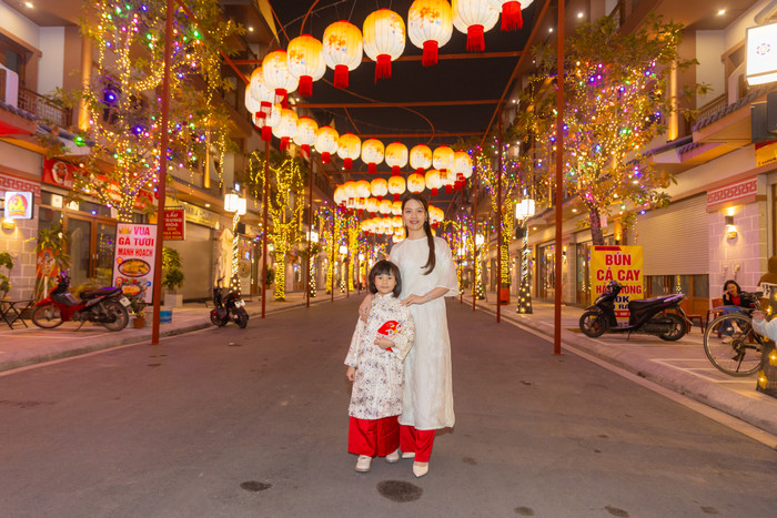 Rất nhiều người dân diện áo dài, chụp ảnh dưới ánh sáng lung linh, không gian đã được trang trí cực đẹp mắt và đậm đà không khí Tết.
