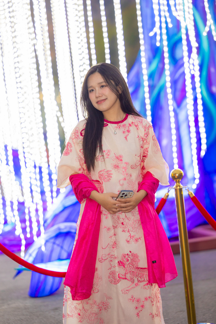 Cô gái duyên dáng trong tà áo dài, check-in tại lễ hội Ánh sáng phương Đông.