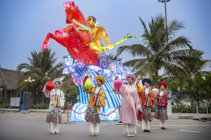 Người dân diện áo dài, tưng bừng check-in tại Lễ hội Ánh sáng phương Đông dịp cận Tết Ảnh 6