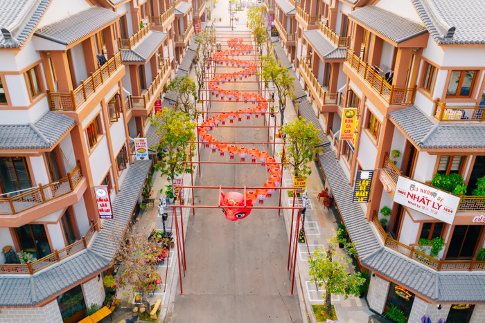 Một trong những điểm nổi bật của sự kiện là các cụm đèn lồng nghệ thuật mang đậm dấu ấn Á Đông.