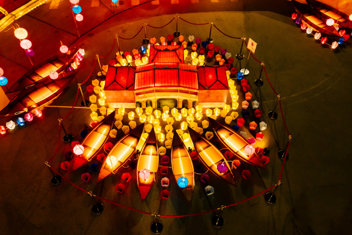 Người dân diện áo dài, tưng bừng check-in tại Lễ hội Ánh sáng phương Đông dịp cận Tết Ảnh 16