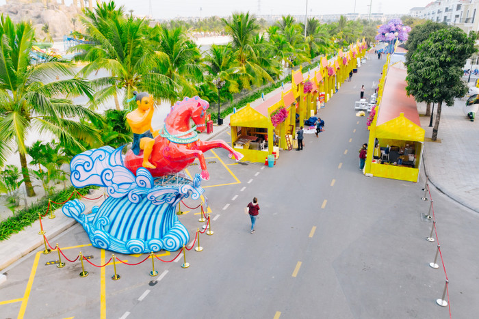 Tại lễ hội này, du khách còn được thưởng thức nhiều món ngon tại khu ẩm thực. Các gian hàng được thiết kế theo phong cách Hội An, hài hòa với không gian đèn lồng truyền thống.