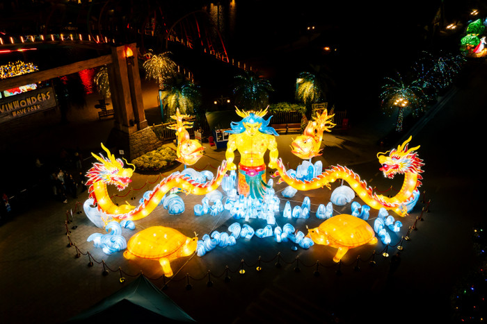 Về đêm, không gian lễ hội càng trở nên lung linh và rực rỡ.