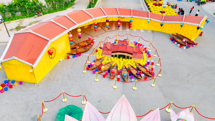 Người dân diện áo dài, tưng bừng check-in tại Lễ hội Ánh sáng phương Đông dịp cận Tết Ảnh 12