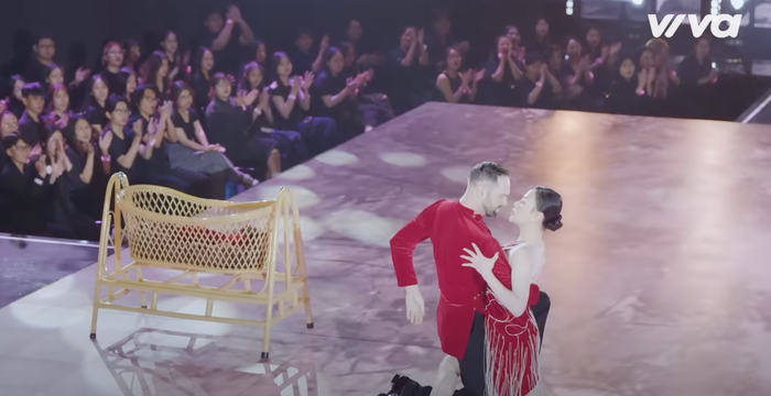 Phương Oanh thay đổi trang phục như thể 'lột xác' trên sân khấu Bước Nhảy Hoàn Vũ. 