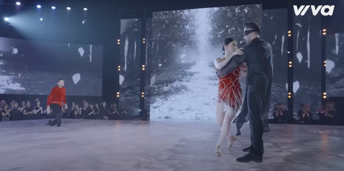 Phương Oanh phải nhảy cùng hai người trong một tiết mục, điều này đã khiến cô gặp không ít khó khăn trong việc cân bằng vũ đạo. 