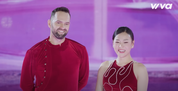 Phương Oanh và bạn nhảy hoàn thành tốt phần thi, dù trước đó người đẹp có biểu hiện tụt huyết áp. 