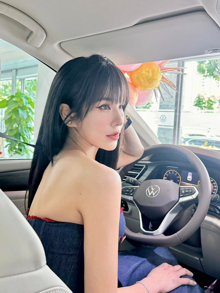 Diệp Lâm Anh hiện sở hữu khối tài sản 'khủng' gồm nhà cửa, xe hơi và đồ hiệu đắt đỏ, đặc biệt là bộ sưu đồng hồ của nữ ca sĩ có giá trị lên đến chục tỷ đồng. (Ảnh: FBNV)