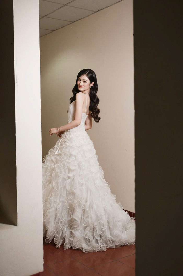 Hoa hậu Ý Nhi chỉ còn ít thời gian nữa sẽ lên đường chinh phục vương miện xanh. (Ảnh: FBNV)