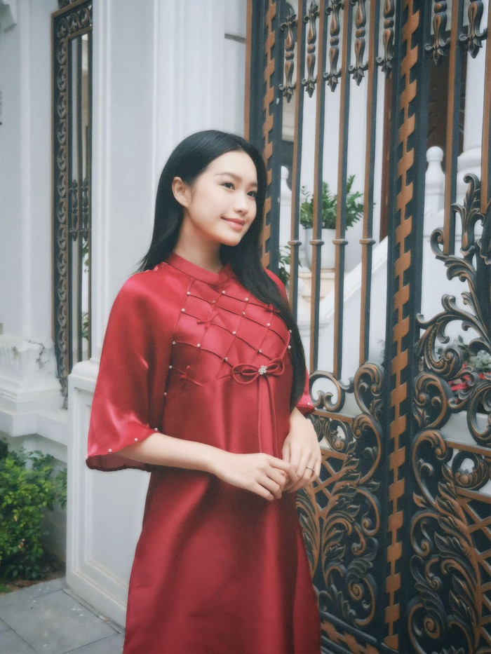 Vợ Đoàn Văn Hậu diện áo dài đỏ, ghi điểm với nhan sắc trong veo, nền nã.