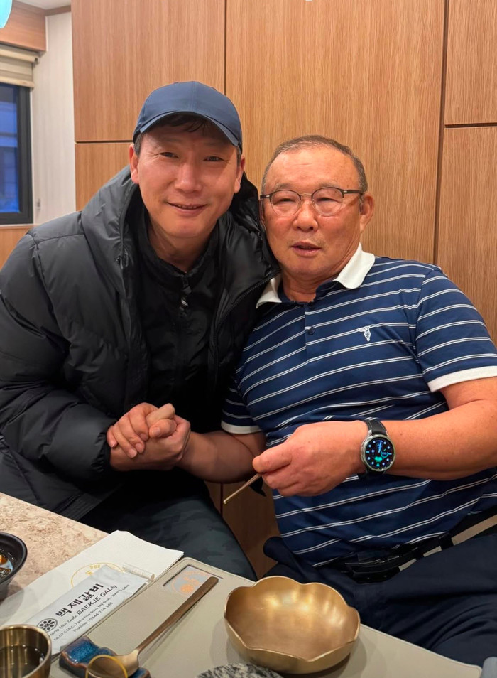 Con trai HLV Park Hang Seo đã đăng tải hình ảnh của bố và HLV Kim Sang Sik. Ảnh: Park Chan Sung