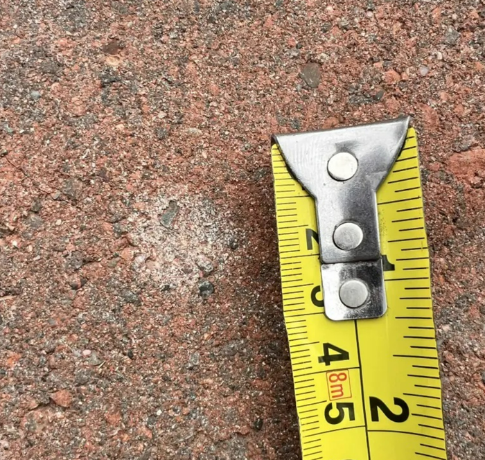 Vật thể lạ trên trời rơi xuống trước cửa nhà, người đàn ông sửng sốt sau khi kiểm tra Ảnh 2