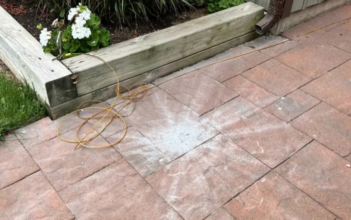 Vật thể lạ trên trời rơi xuống trước cửa nhà, người đàn ông sửng sốt sau khi kiểm tra Ảnh 2