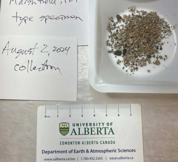 Vật thể lạ trên trời rơi xuống trước cửa nhà, người đàn ông sửng sốt sau khi kiểm tra Ảnh 3