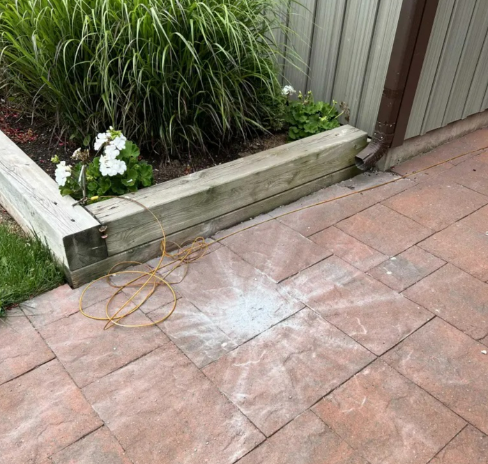 Vật thể lạ trên trời rơi xuống trước cửa nhà, người đàn ông sửng sốt sau khi kiểm tra Ảnh 1